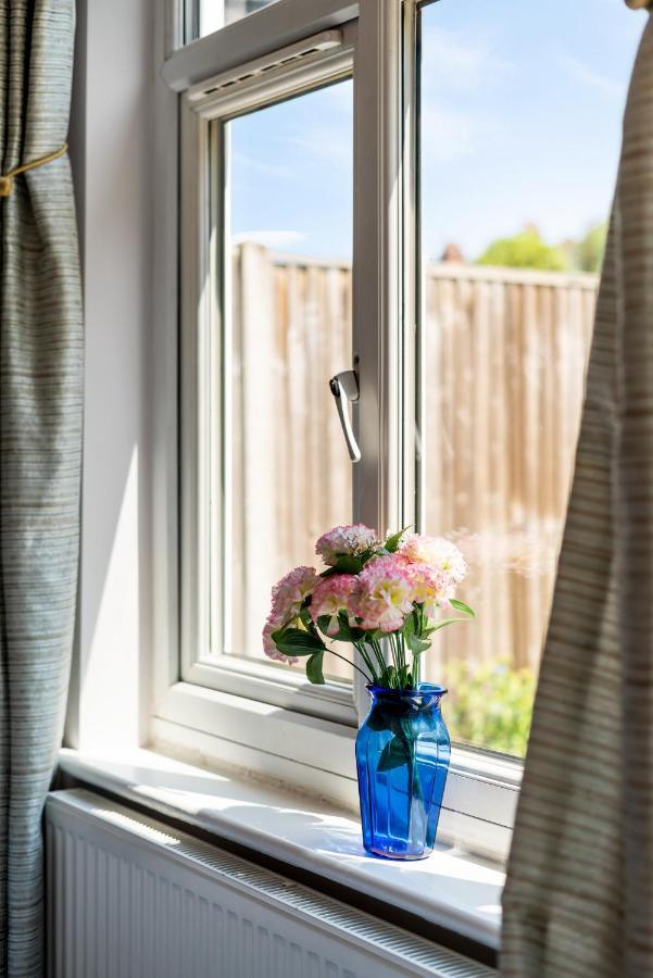 Lovely Garden Apartment In Wimbledon Town Centre With Private Parking By Wimbledon Holiday Lets Лондон Экстерьер фото