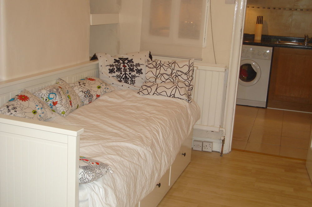 Lovely Garden Apartment In Wimbledon Town Centre With Private Parking By Wimbledon Holiday Lets Лондон Экстерьер фото