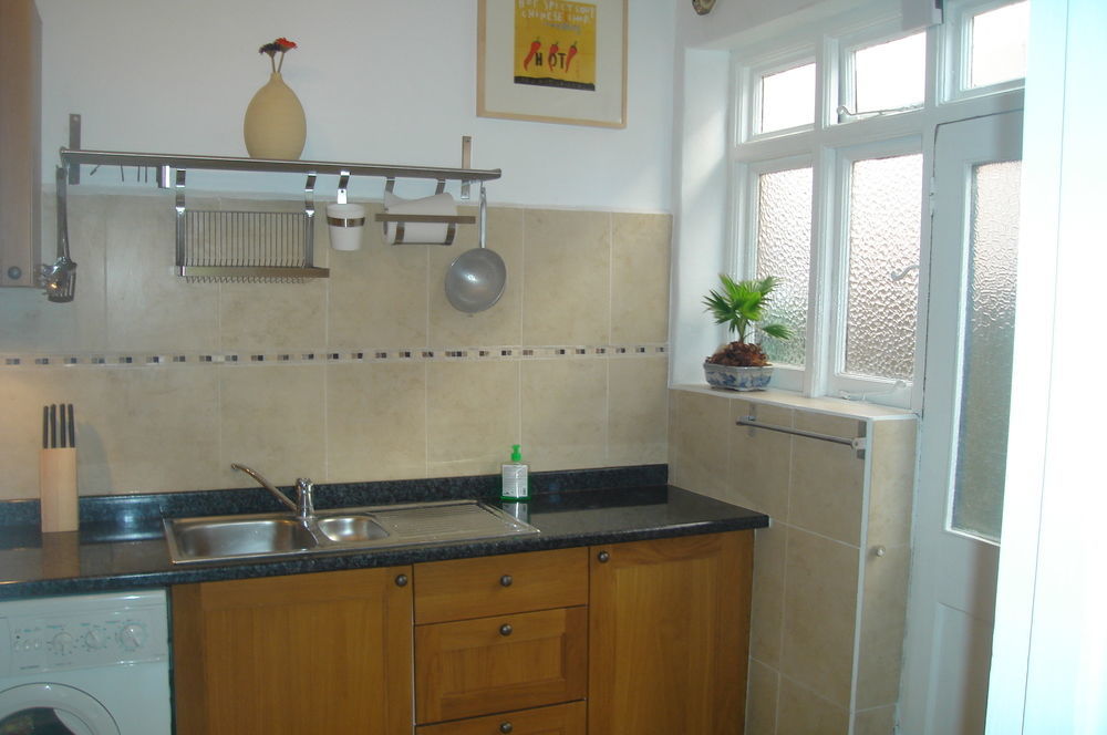 Lovely Garden Apartment In Wimbledon Town Centre With Private Parking By Wimbledon Holiday Lets Лондон Экстерьер фото