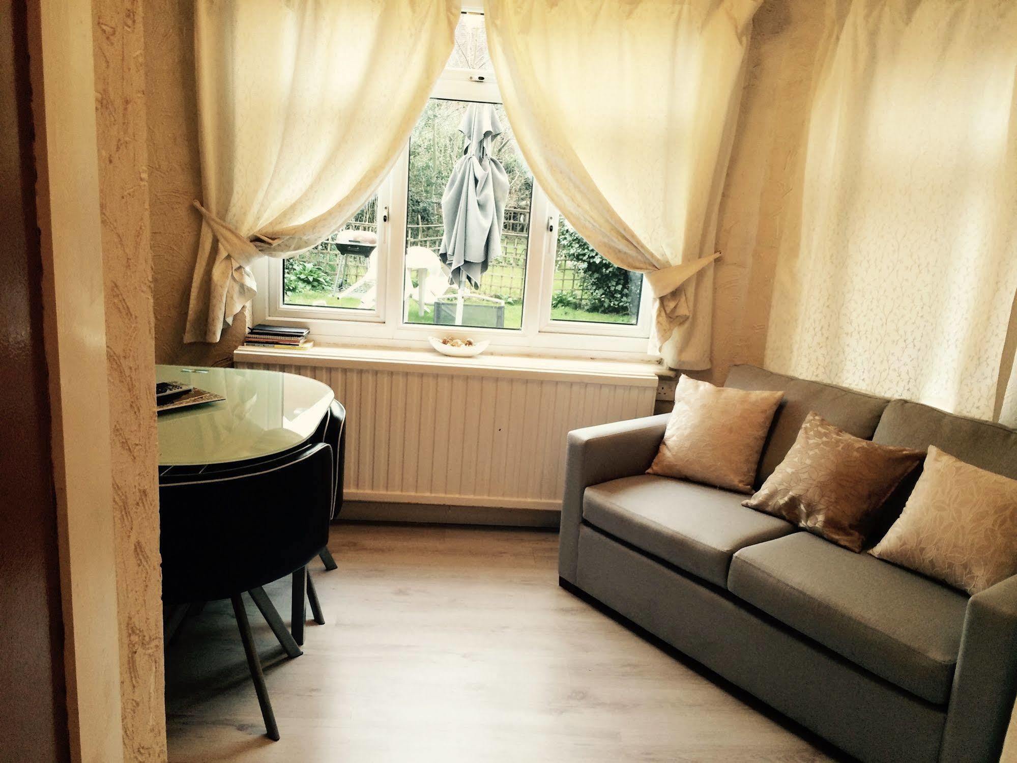 Lovely Garden Apartment In Wimbledon Town Centre With Private Parking By Wimbledon Holiday Lets Лондон Экстерьер фото