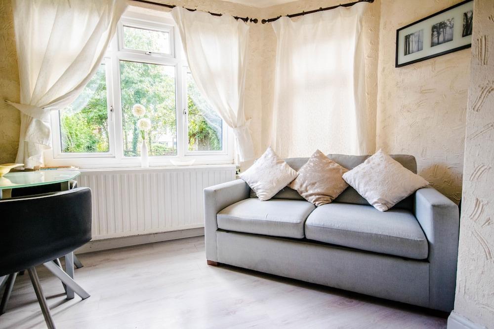 Lovely Garden Apartment In Wimbledon Town Centre With Private Parking By Wimbledon Holiday Lets Лондон Экстерьер фото